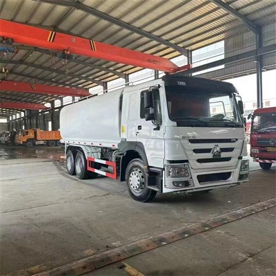 Suv saqlash va purkagichli yuk mashinasi